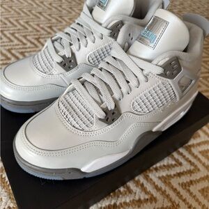 NEW Air Jordan Retro 4 Sneakers in Photon Dust/Blue Chill/Flat Pewter, size 6.5